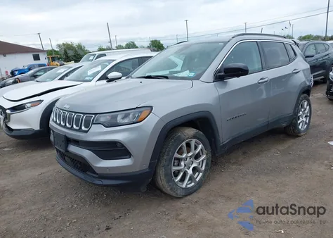 2022 Jeep Compass Latitude Lux 4X4 z USA, uszkodzony, nr VIN 3C4NJDFB5NT112287